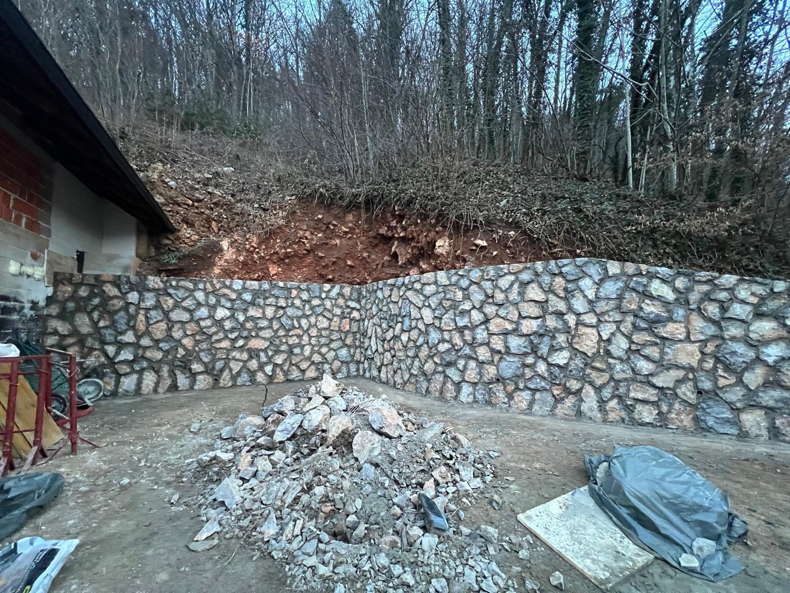 Kamnita škarpa – Dvor